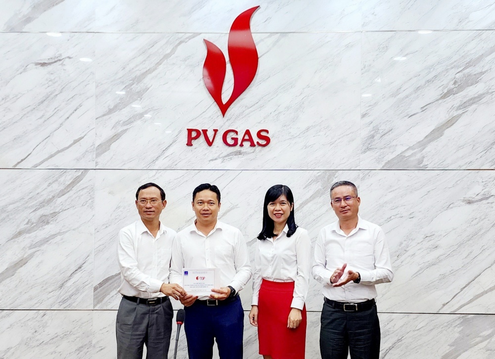 Lãnh đạo KVT tặng cúp luân lưu cho GPP với 2.005 thẻ STOP được ghi nhận trong 6 tháng đầu năm 2023