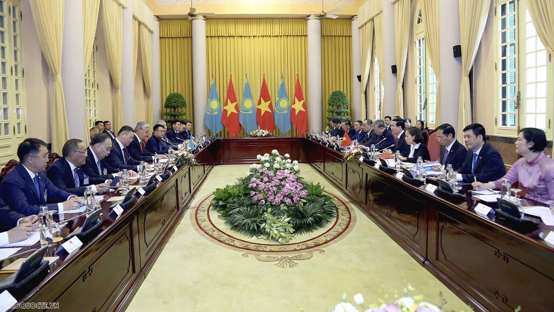 Chủ tịch nước Võ Văn Thưởng hội đàm với Tổng thống Kazakhstan Kassym-Jomart Tokayev. (Ảnh: Quang Hòa).