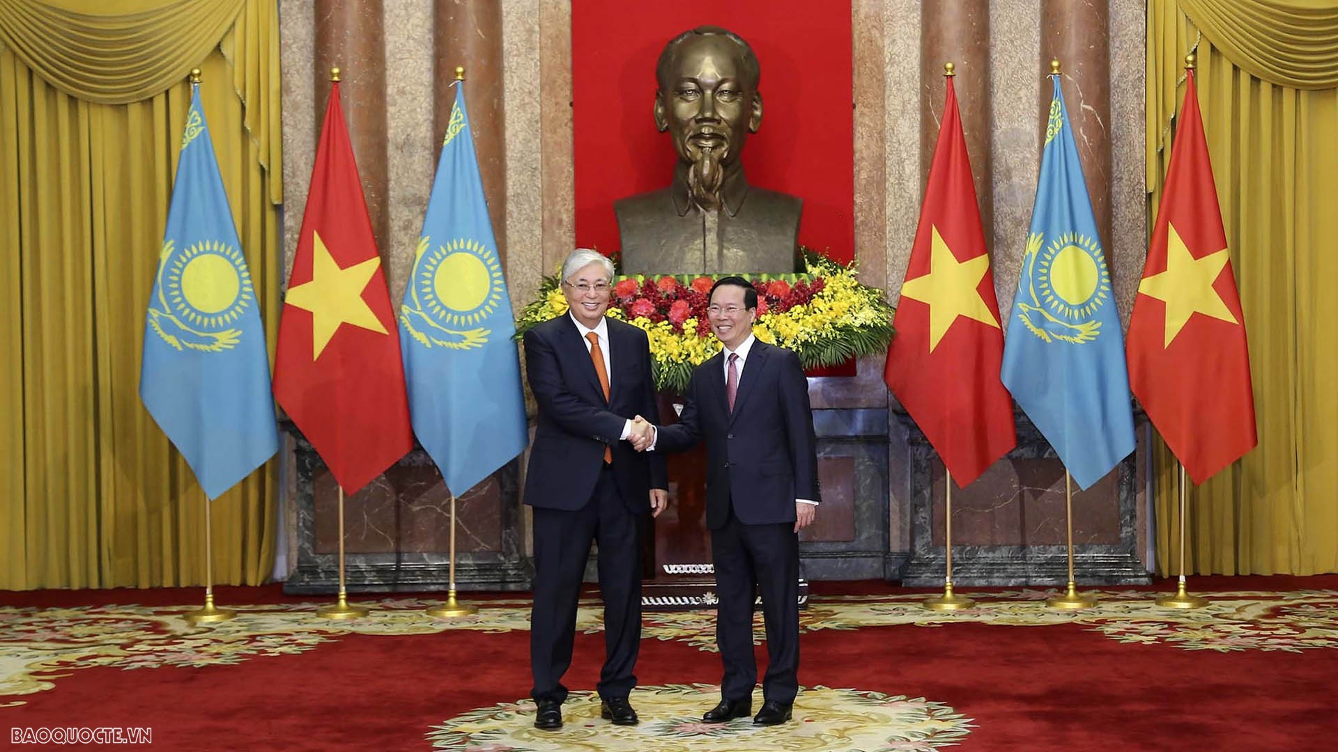Chủ tịch nước Võ Văn Thưởng chụp ảnh chung với Tổng thống Kazakhstan Kassym-Jomart Tokayev trước khi tiến hành hội đàm. (Ảnh: Quang Hòa)