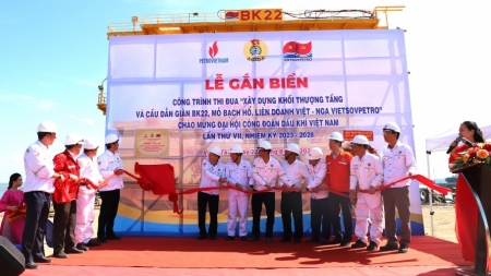 Gắn biển công trình thi đua "Chế tạo trên bờ khối thượng tầng và cầu dẫn giàn BK-22 mỏ Bạch Hổ"