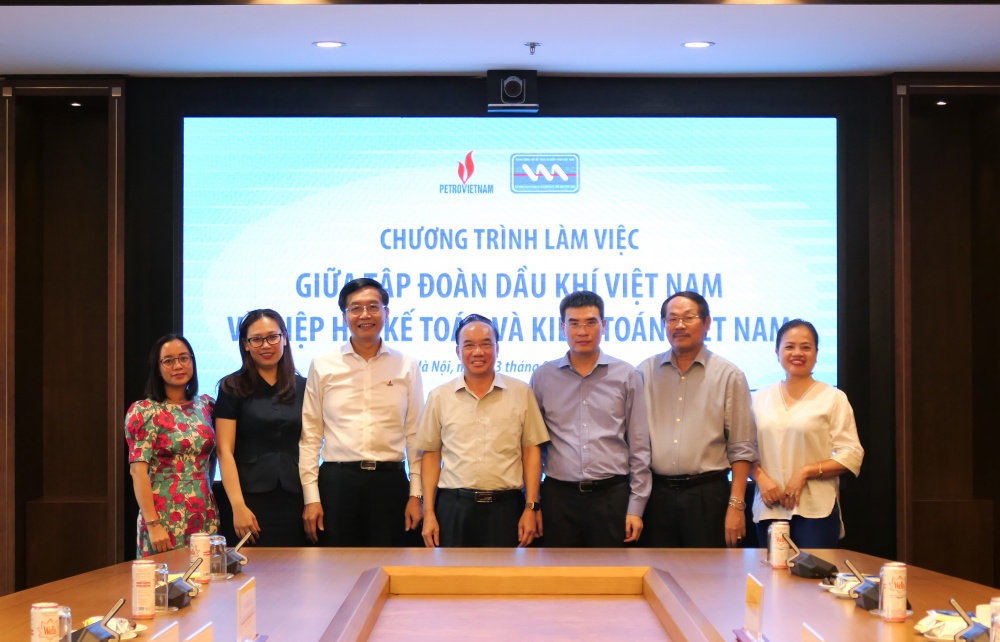 Đại diện ban lãnh đạo Petrovietnam cùng đại diện