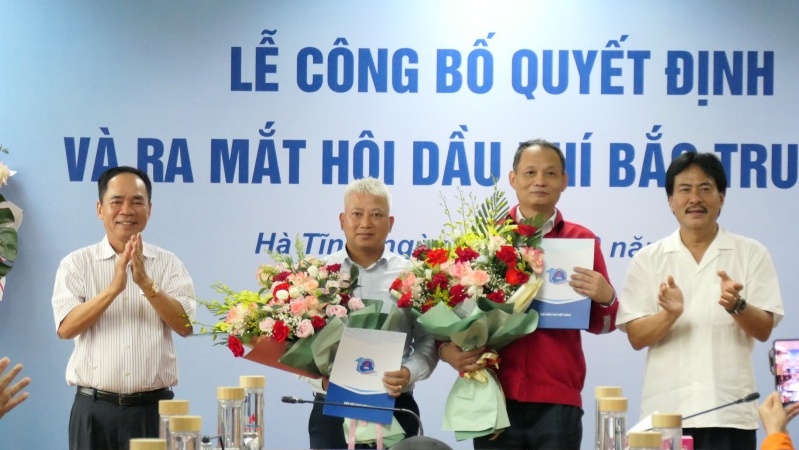 Lãnh đạo Hội DKVN trao quyết định thành lập Hội Dầu khí Bắc Trung Bộ