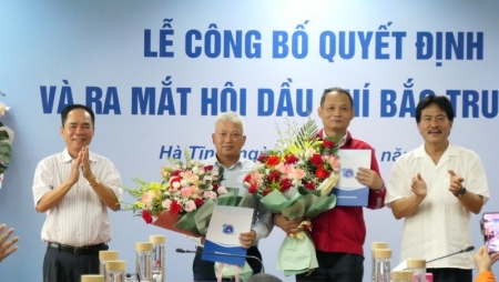 Lãnh đạo Hội DKVN trao quyết định thành lập Hội Dầu khí Bắc Trung Bộ