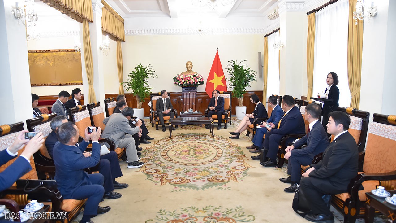 Ngày 29/8, tại trụ sở Bộ , Bộ trưởng Ngoại giao Bùi Thanh Sơn đã tiếp đoàn Thống đốc tỉnh Nagasaki, Nhật Bản Oishi Kengo nhân dịp đoàn thăm Việt Nam từ ngày 27-31/8. (Ảnh: Tuấn Anh)