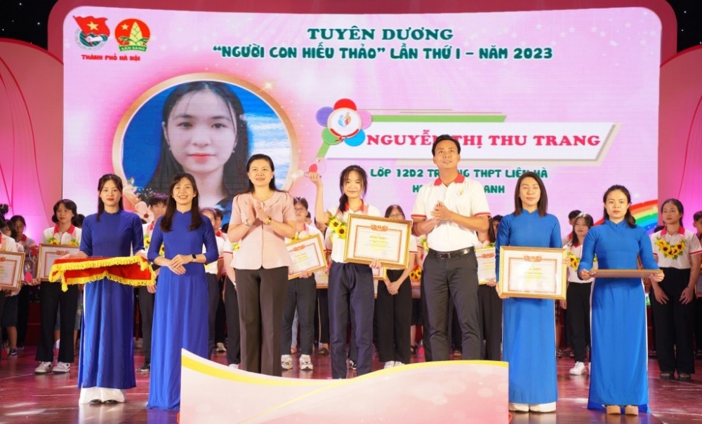 Hà Nội tuyên dương 110 người con hiếu thảo