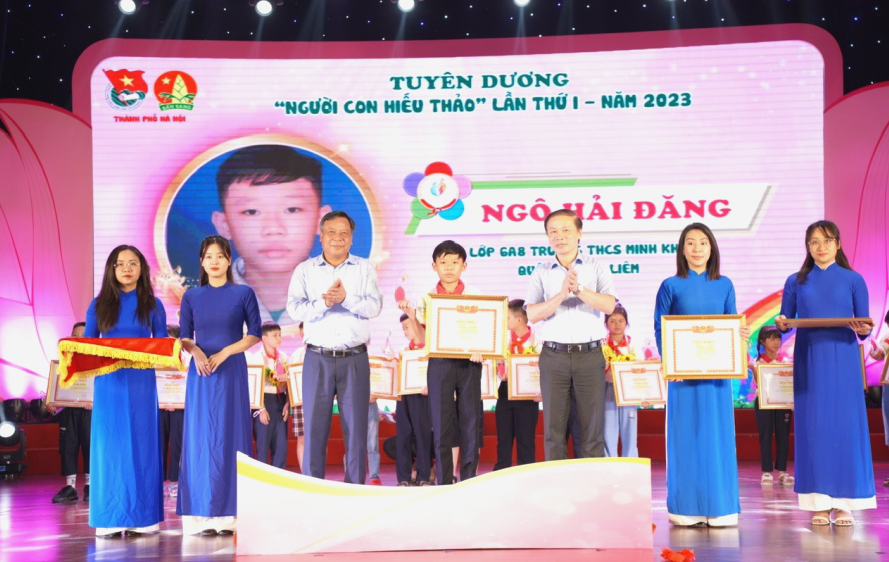 Hà Nội tuyên dương 110 người con hiếu thảo