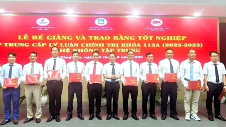 Trao bằng tốt nghiệp Trung cấp Lý luận chính trị cho cán bộ đảng viên Vietsovpetro