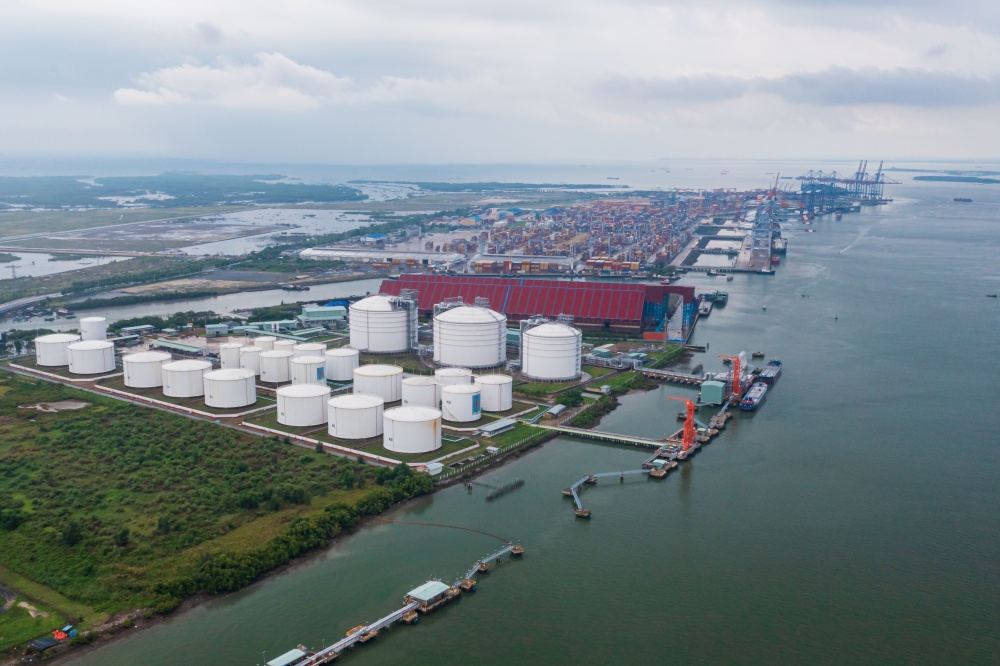 phát triển các dự án nhập khẩu LNG theo hình thức các “Hub nhập khẩu” kết nối với các tổ hợp nhà máy điện khí và phân phối LNG cho các thị trường hiện hữu, mở rộng thị trường mới, thay thế các nhiên liệu than, dầu có mức phát thải cao hơn khí