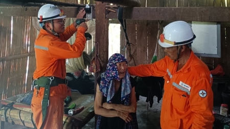 Điện về thắp sáng bản Toòng (Lào Cai)