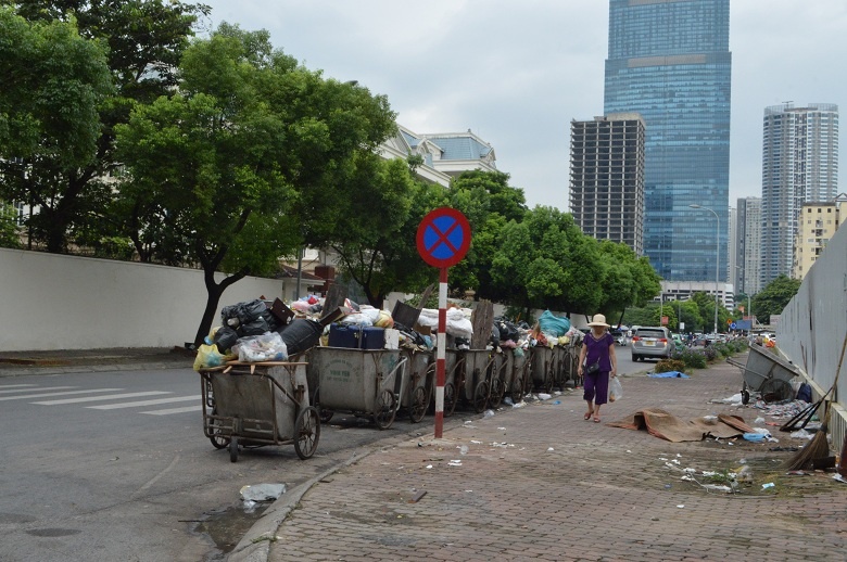 Nhiều bất cập trong vấn đề thu gom, vận chuyển rác tại Hà Nội