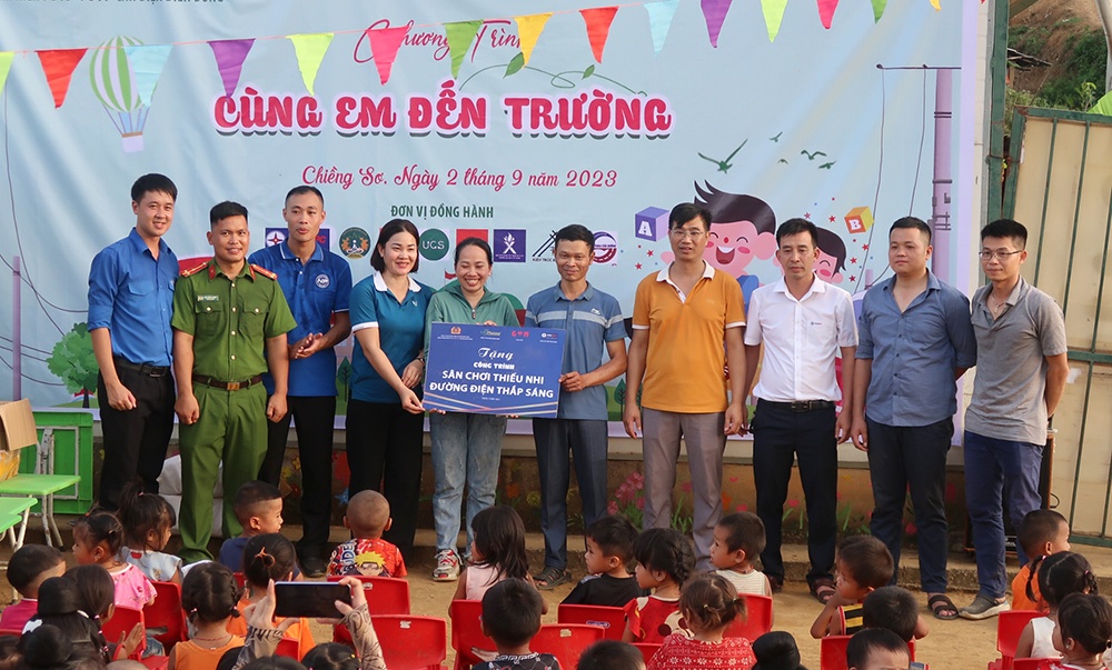 Nhiều phần quà ý nghĩa tặng các em học sinh xã Chiềng Sơ (Điện Biên) nhân dịp năm học mới