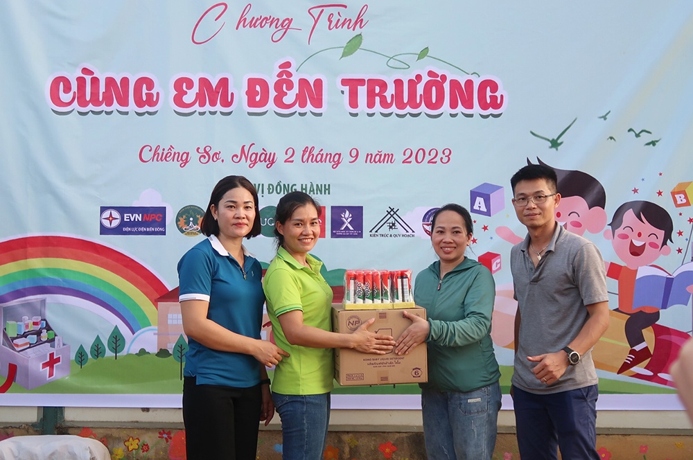 Nhiều phần quà ý nghĩa tặng các em học sinh xã Chiềng Sơ (Điện Biên) nhân dịp năm học mới