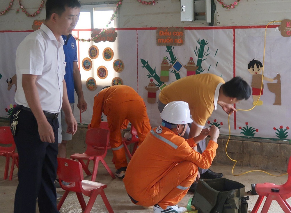 Nhiều phần quà ý nghĩa tặng các em học sinh xã Chiềng Sơ (Điện Biên) nhân dịp năm học mới