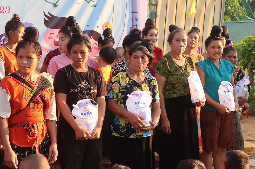 Nhiều phần quà ý nghĩa tặng các em học sinh xã Chiềng Sơ (Điện Biên) nhân dịp năm học mới
