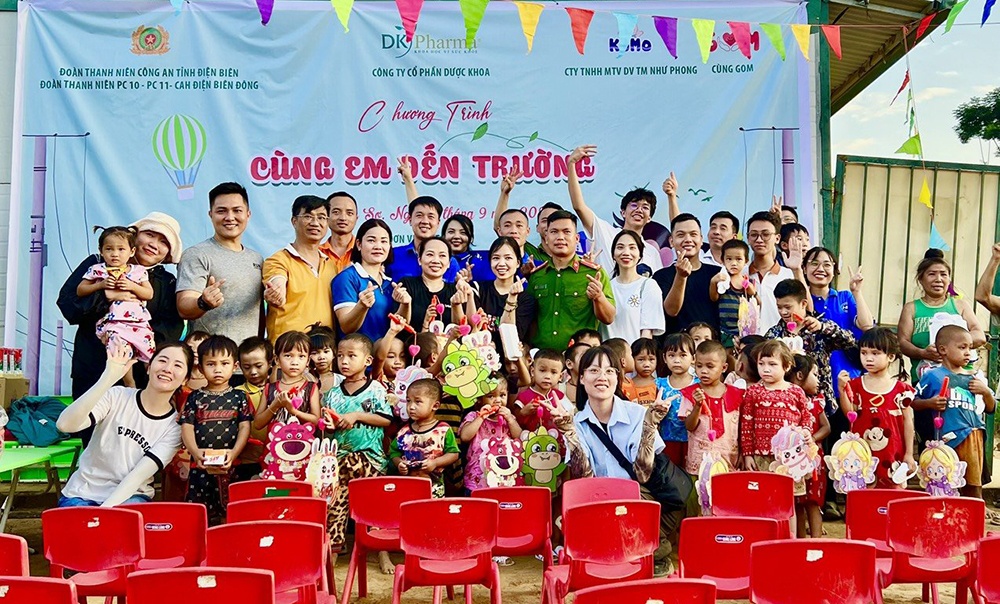 Nhiều phần quà ý nghĩa tặng các em học sinh xã Chiềng Sơ (Điện Biên) nhân dịp năm học mới