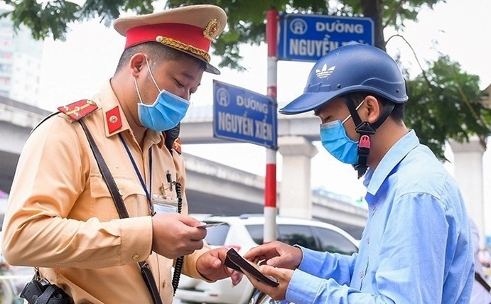 Từ 15/9, dùng VNeID thay thế giấy tờ xe khi CSGT kiểm tra như thế nào?
