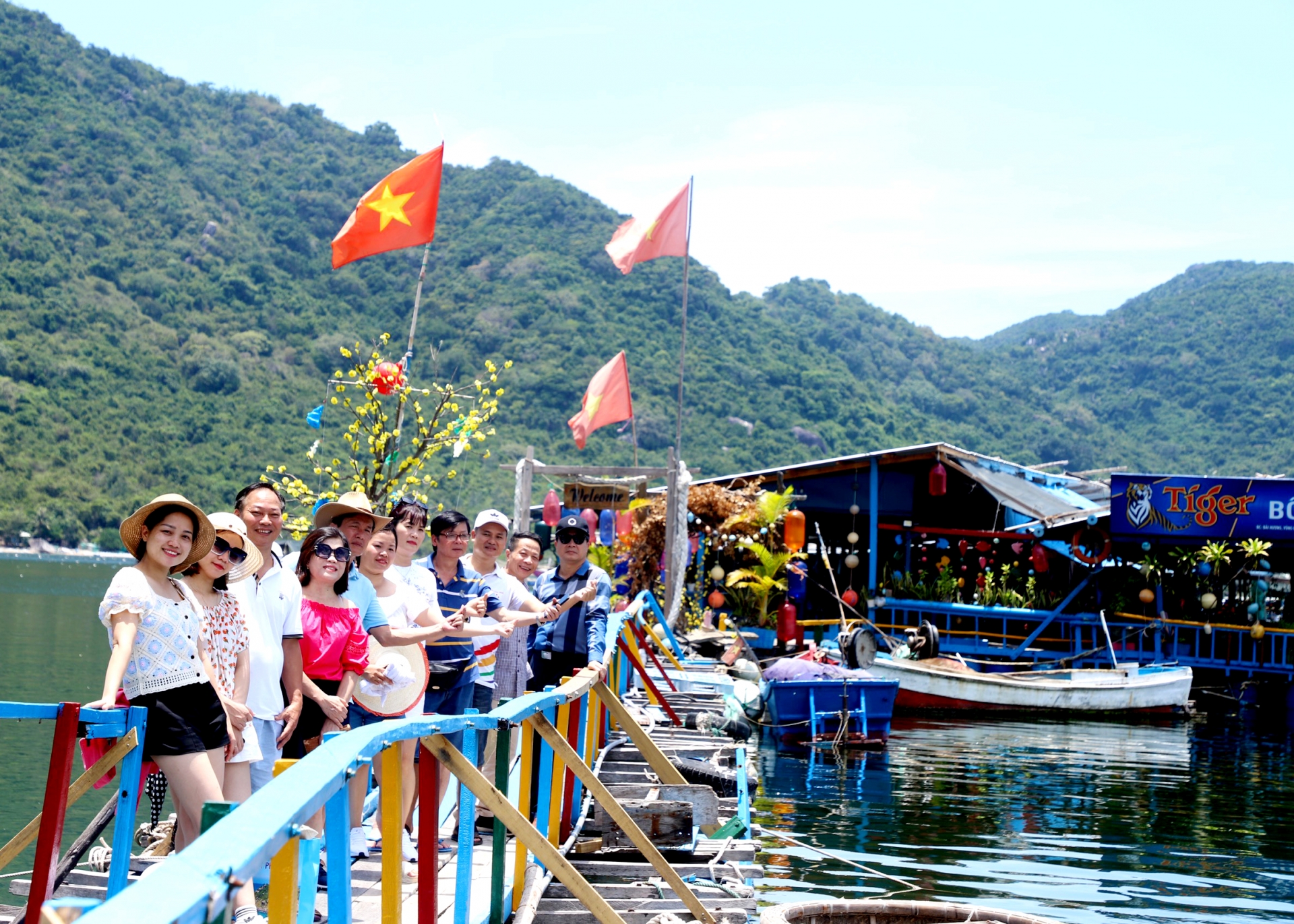 Ngày mới trên vịnh Vũng Rô