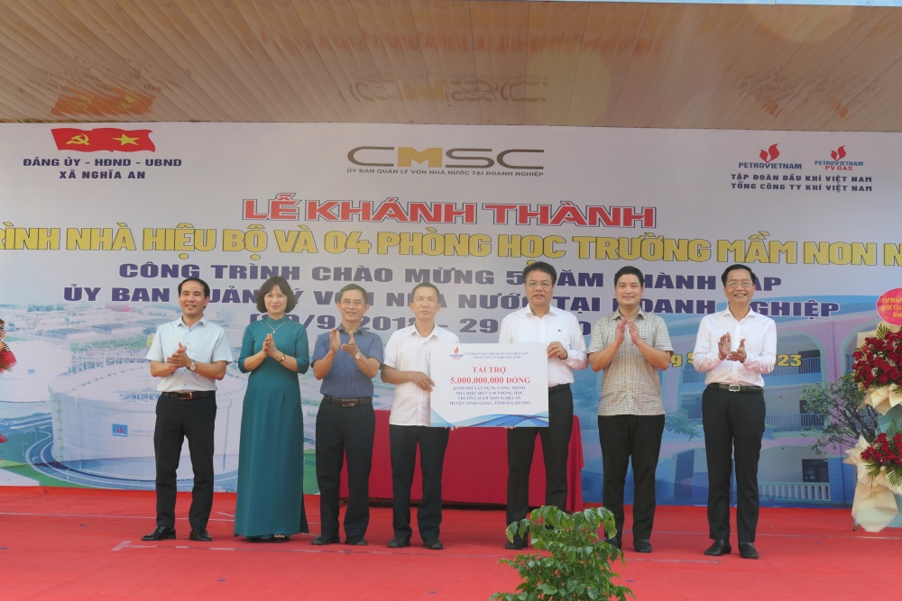 Đại diện lãnh đạo Ủy ban Quản lý vốn Nhà nước tại Doanh nghiệp; Petrovietnam; PV Gas trao biểu trưng tài trợ cho lãnh đạo huyện Ninh Giang, xã Nghĩa An