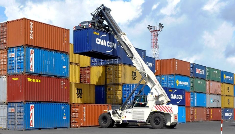 Vì sao cần tăng giá dịch vụ bốc dỡ container cảng biển?