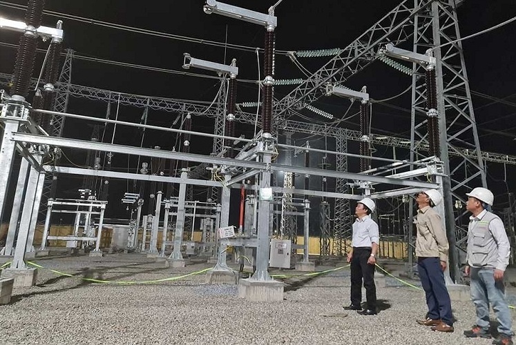 Đóng điện Công trình treo dây mạch 2 đường dây 220kV Dốc Sỏi - Quảng Ngãi