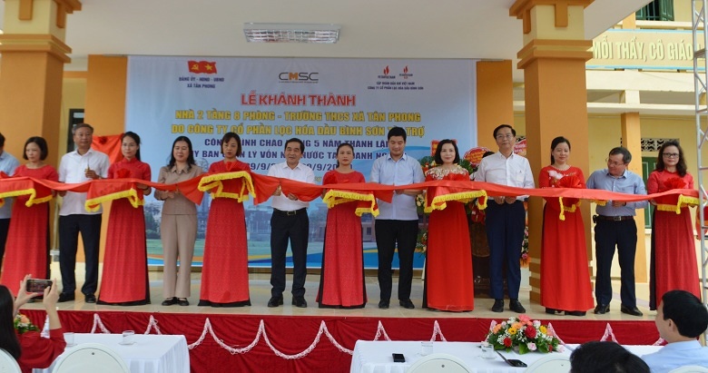 Lễ khánh thành công trình tại Trường THCS Tân Phong do Petrovietnam/BSR tài trợ