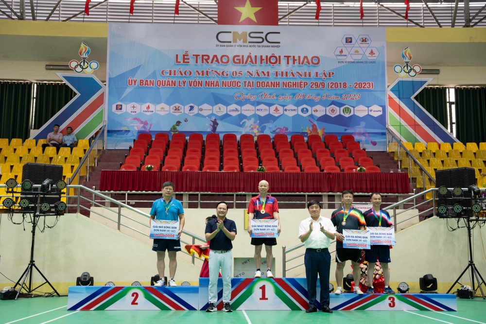Tuyển thủ Trương Quân - Ban Công nghệ, An toàn và Môi trường giành chương vàng nội dung đơn nam lứa tuổi trên 40; tuyển thủ Hoàng Anh Huy - Văn phòng Tập đoàn giành huy chương đồng nội dung đơn nam lứa tuổi trên 40.