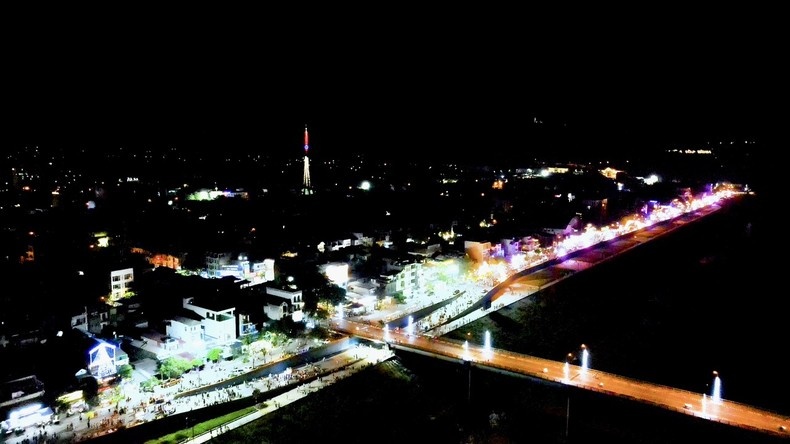 Đẹp lung linh phố đi bộ bên dòng sông Đà Hòa Bình