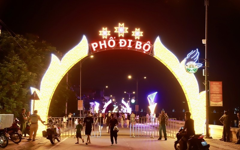 Đẹp lung linh phố đi bộ bên dòng sông Đà Hòa Bình