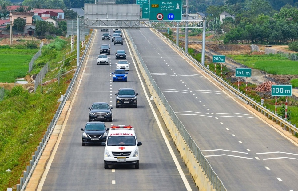Thủ tướng yêu cầu khẩn trương xây dựng quy chuẩn về đường bộ cao tốc