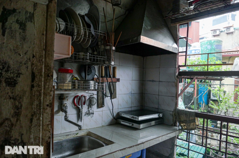Sống ở phố cổ Hà Nội: Nhà hộp diêm, giá cả trăm triệu đồng/m2 vẫn… khổ