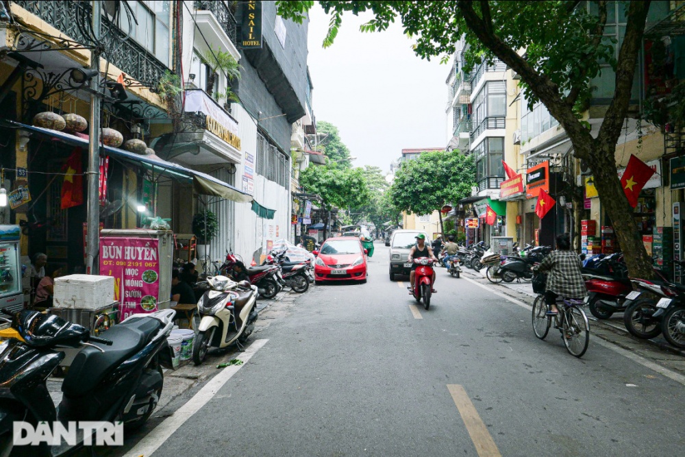 Nhiều người chấp nhận sống khổ vì ở các con phố trung tâm thuận tiện nhiều mặt (Ảnh: Toàn Vũ).