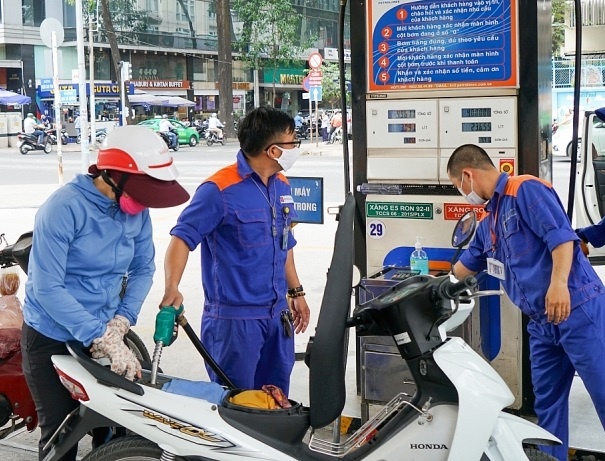 Giá xăng dầu tăng mạnh lần thứ tư liên tiếp