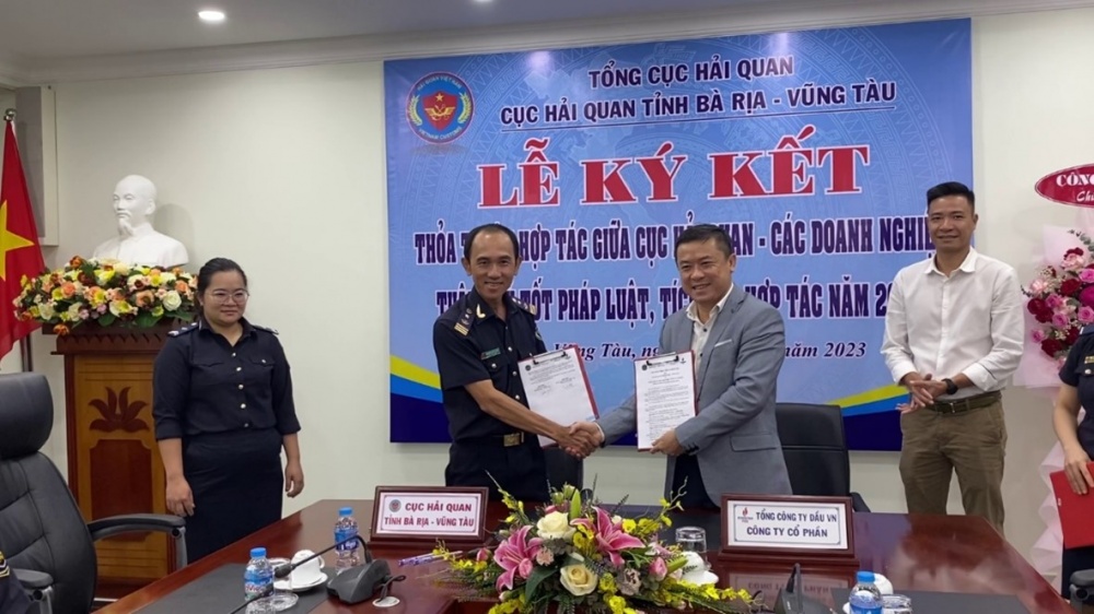 Ông Võ Khánh Hưng - Phó Tổng Giám Đốc PVOIL (thứ hai bên phải) và ông Nguyễn Thanh Sang - Phó Cục trưởng Cục hải quan tỉnh Bà Rịa – Vũng Tàu (thứ hai bên trái) ký kết Thỏa thuận hợp tác