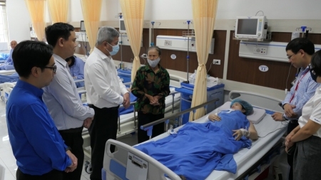 Lãnh đạo Petrovietnam thăm hỏi, động viên và trao gần 1 tỷ đồng hỗ trợ các nạn nhân vụ cháy chung cư mini ở Hà Nội