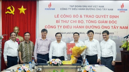 Trao quyết định Bí thư Chi bộ, Tổng Giám đốc SWPOC cho đồng chí Trần Thanh Hải