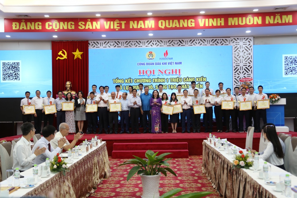 Đại diện 25 cá nhân tiêu biểu được trao bằng khen trong số 250 cá nhân tiêu biểu