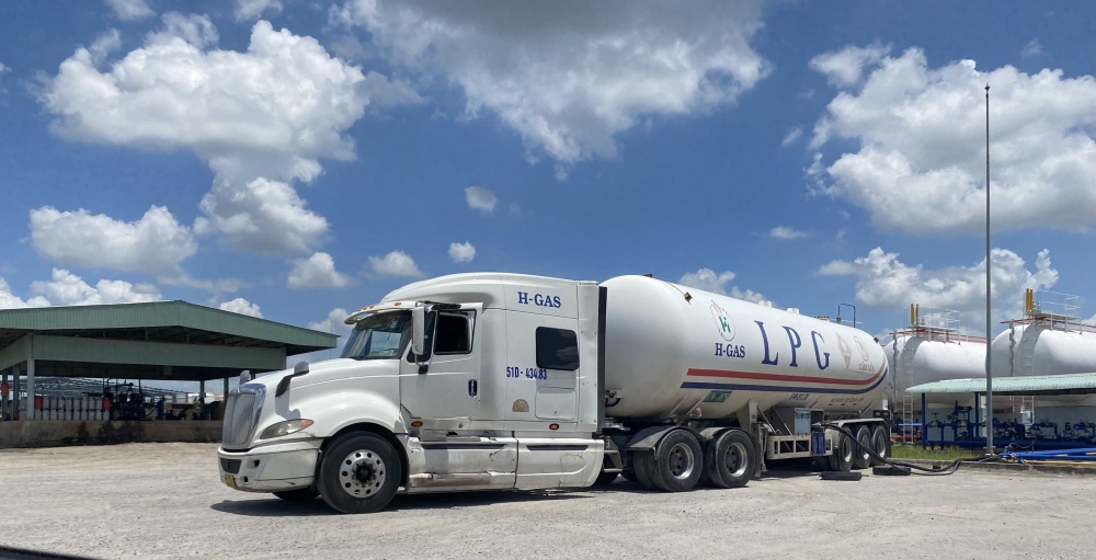 Công tác giao nhận LPG bằng xe bồn chuyên dụng