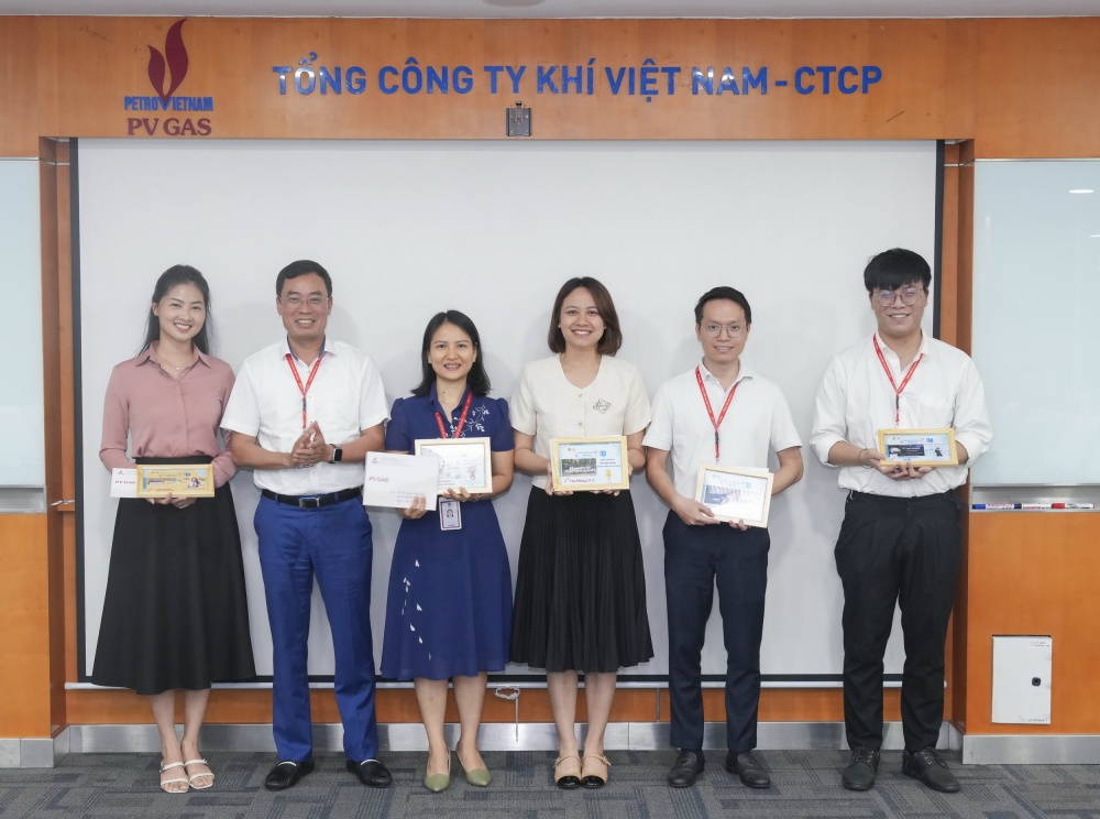 Ông Triệu Quốc Tuấn - Bí thư Đảng ủy CQĐH, Thành viên Hội đồng quản trị PV GAS trao giải thưởng cho các cá nhân, tập thể xuất sắc