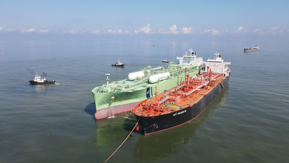 hực hiện nhập LPG vào Tàu kho nổi Viet Dragon 68 tại miền Bắc