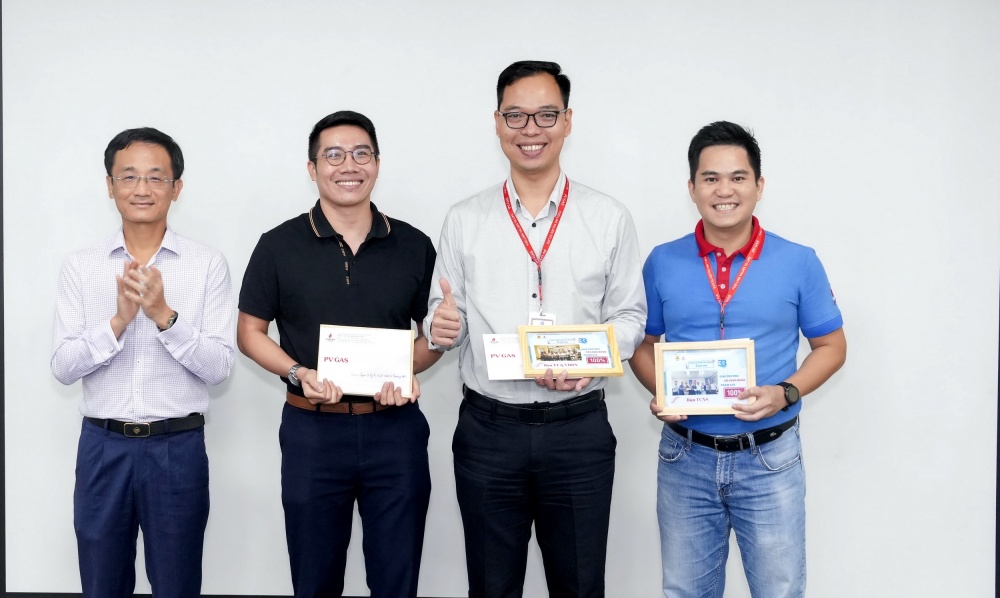 Trao giải thưởng cho 3 Tổ công đoàn tham gia 100% CBCNV-NLĐ