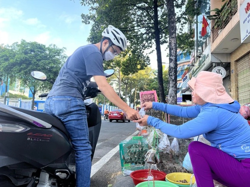 Chợ sâu bọ còn gọi là chợ… đàn ông bởi chỉ có đàn ông đến mua côn trùng về nuôi chim, cá (Ảnh: Uyên Phương).