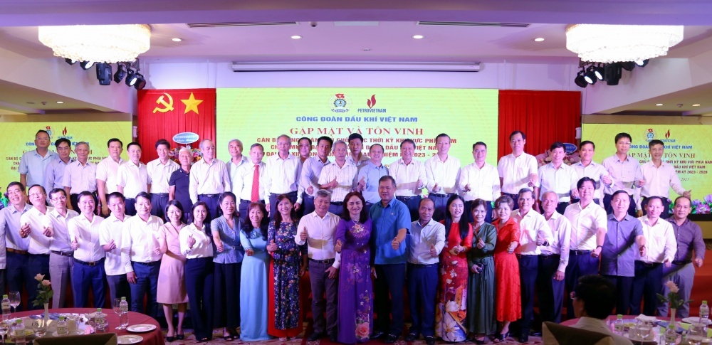 Lãnh đạo Tổng Liên đoàn Lao động Việt Nam, CĐ DKVN chụp ảnh kỷ niệm cùng cán bộ CĐ DKVN qua các thời kỳ phía Nam.