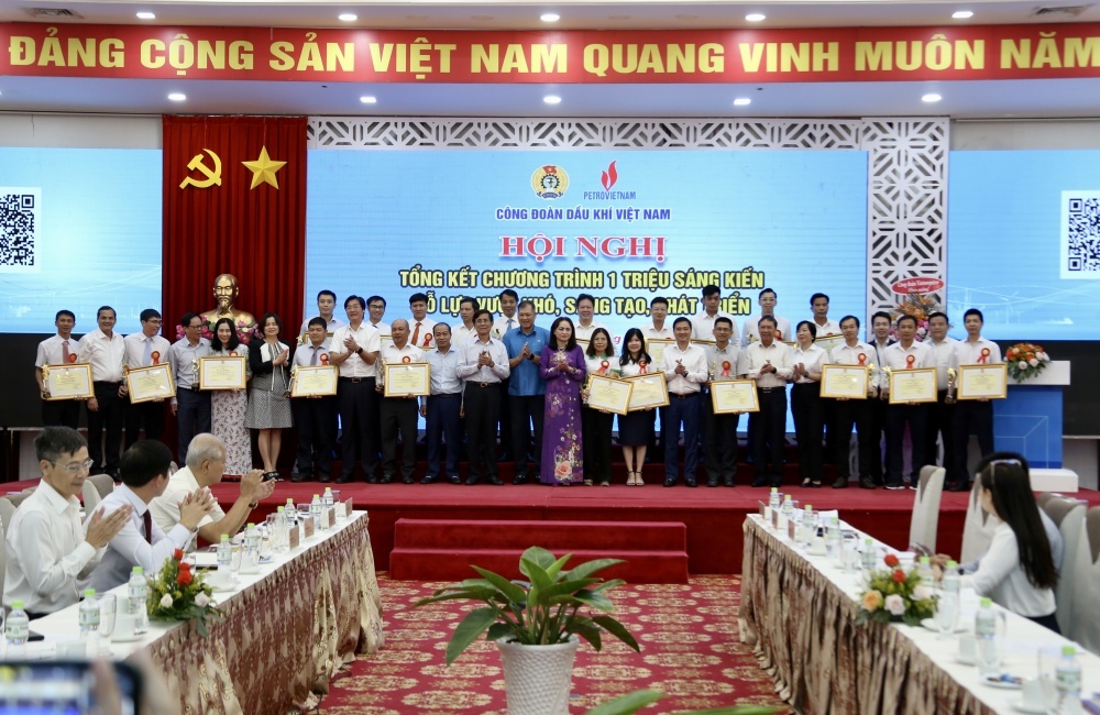 25/250 cá nhân tiêu biểu tham gia chương trình 1 triệu sáng kiến nhận bằng khen của CĐ DKVN.