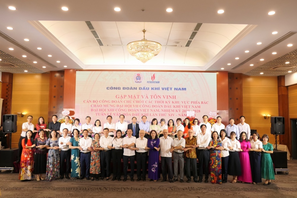 Các đồng chí lãnh đạo CĐ DKVN và các đồng chí nguyên lãnh đạo, cán bộ chủ chốt Công đoàn các thời kỳ tại buổi gặp phía Bắc.