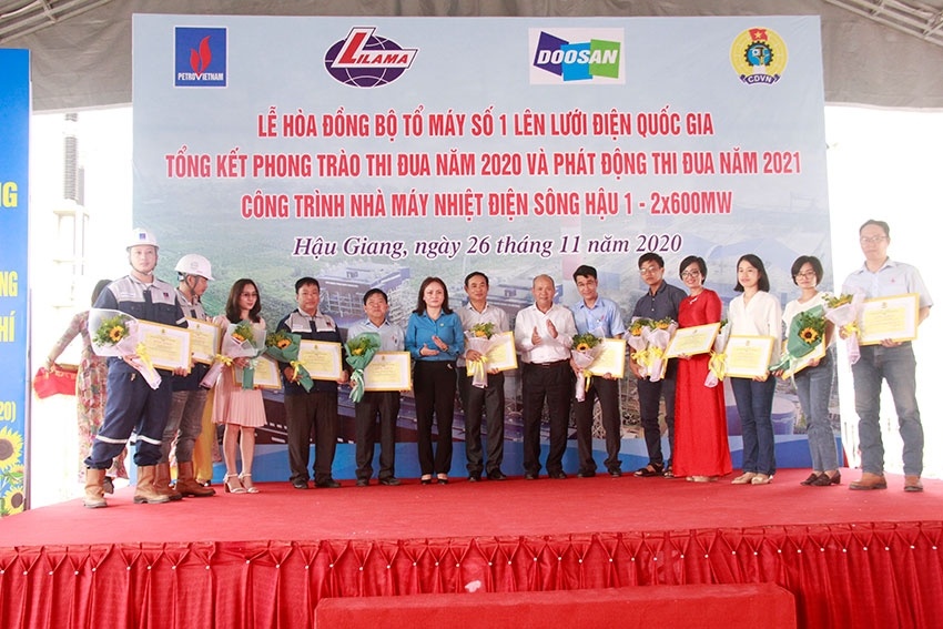 Lãnh đạo Petrovietnam, CĐ DKVN khen thưởng các tập thể, cá nhân có thành tích xuất sắc trong phong trào thi đua năm 2020 tại Dự án NMNĐ Sông Hậu 1.