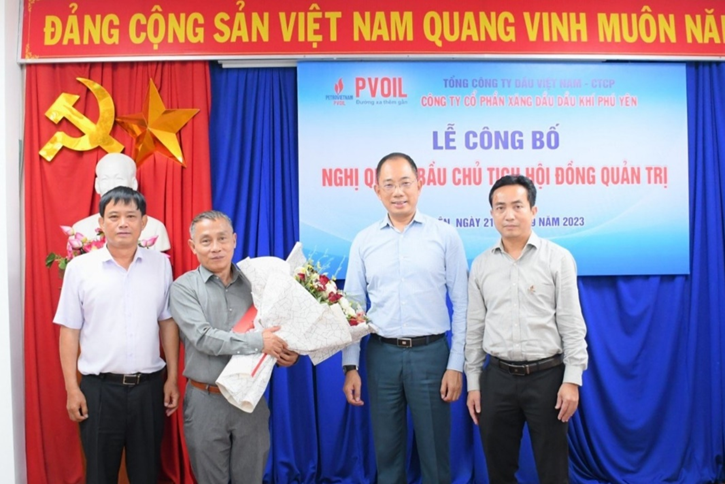 Ông Cao Hoài Dương – Bí thư Đảng ủy, Chủ tịch HĐQT PVOIL (thứ hai bên phải), ông Nguyễn Mậu Dũng – Chủ tịch HĐQT PVOIL Phú Yên (bên trái) và ông Ngô Văn Nhiệm – Giám đốc PVOIL Phú Yên (bên phải) tặng hoa cảm ơn ông Nguyễn Anh Toàn – nguyên Chủ tịch HĐQT PVOIL Phú Yên