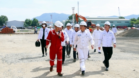 Chủ tịch HĐTV Petrovietnam Hoàng Quốc Vượng thăm khu vực cảng chế tạo chân đế điện gió ngoài khơi