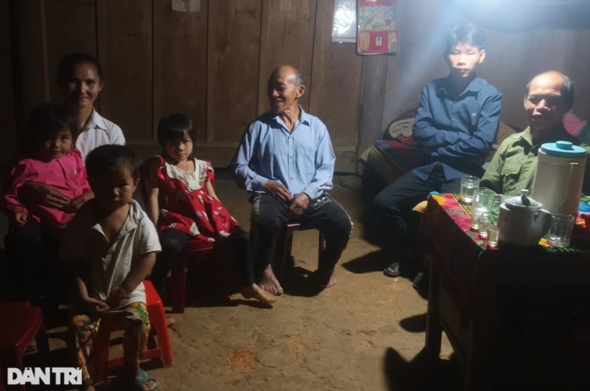 Già Thông luôn thăm hỏi, động viên người già trẻ nhỏ (Ảnh: Nguyễn Phê).