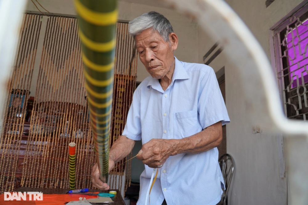 Cụ ông 74 tuổi hơn 30 năm 