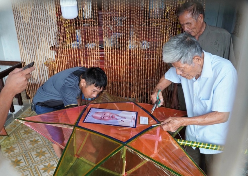 Cụ ông 74 tuổi hơn 30 năm "giữ hồn" đèn Trung thu truyền thống